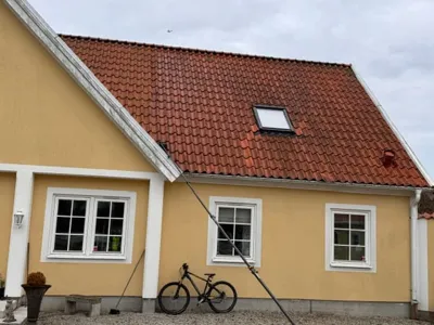 Behandling av fasad och tak på hästgård i Dösjebro